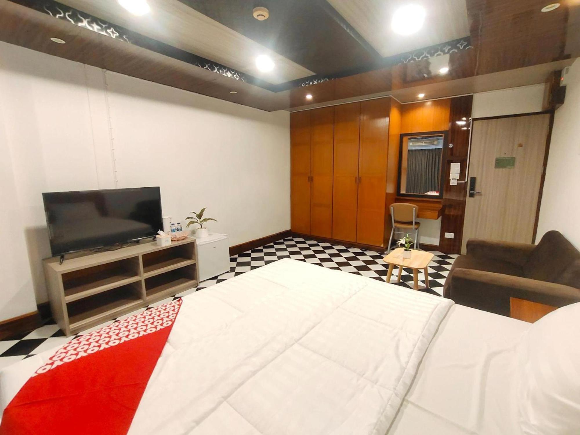 Oyo 75446 Travis Inthamara 49 Hotel Bangkok Kültér fotó